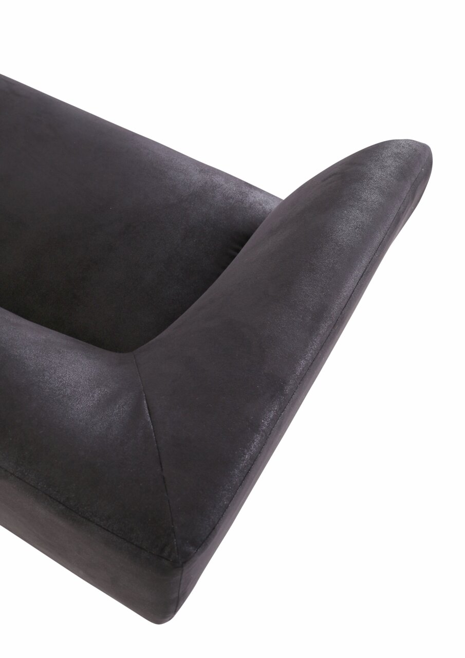 Nahaufnahme eines dunkelgrauen Sofasitzes mit geschwungenem Armlehnen-Design, Perspektive von oben.