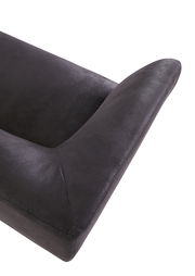 Nahaufnahme eines dunkelgrauen Sofasitzes mit geschwungenem Armlehnen-Design, Perspektive von oben.