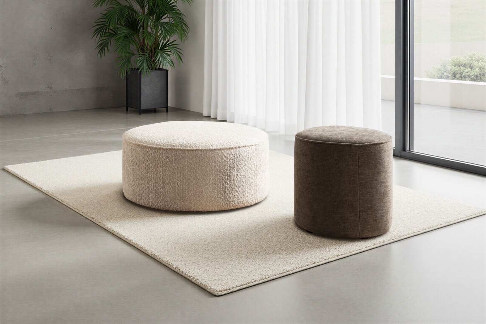 Zwei runde Hocker auf einem Teppich in einem modernen Raum mit großen Fenstern, einer Pflanze und Vorhängen. Der größere Hocker ist beige und der kleinere braun. Perspektive von schräg oben.