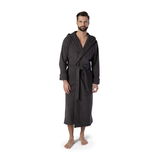 Mann in einem dunkelgrauen Kapuzenbademantel Größe L, frontal fotografiert, stehend auf weißem Hintergrund.