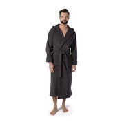 Mann in einem dunkelgrauen Kapuzenbademantel Größe L, frontal fotografiert, stehend auf weißem Hintergrund.