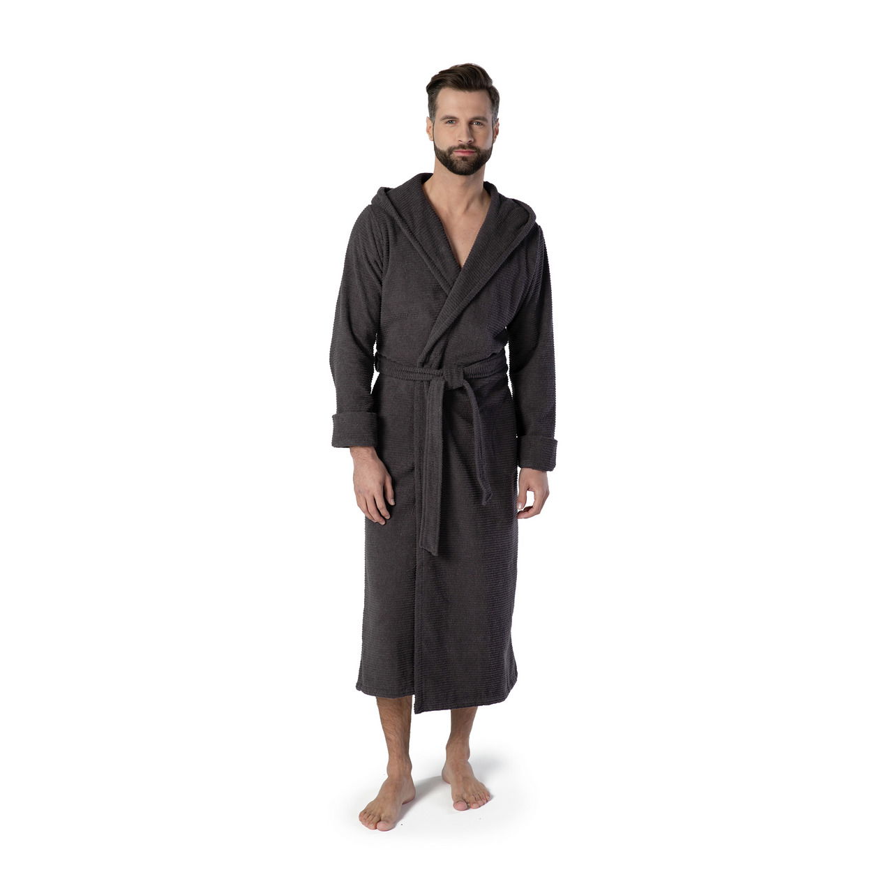 Mann in einem dunkelgrauen Kapuzenbademantel Größe L, frontal fotografiert, stehend auf weißem Hintergrund.