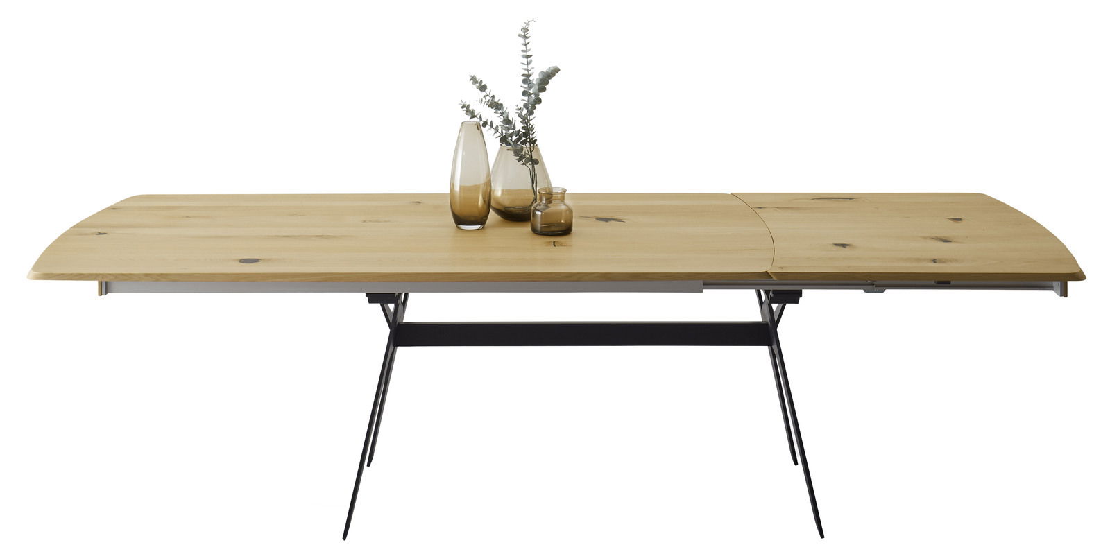 Moderner Esstisch aus Holz mit Metallbeinen, dekoriert mit Glasvasen, seitliche Perspektive