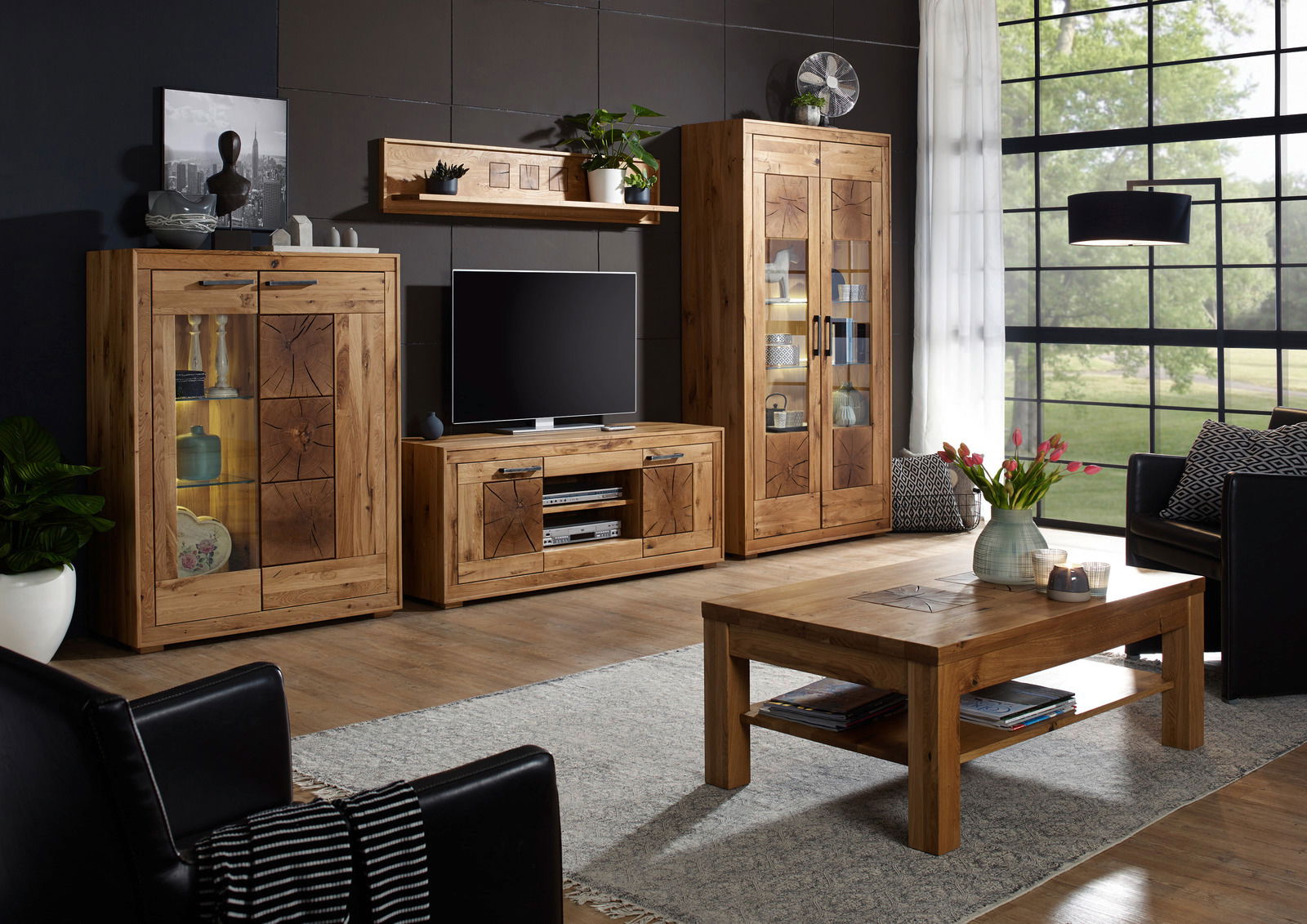 Wohnzimmer mit moderner Holzmöbelkombination, bestehend aus Highboard, TV-Board, Sideboard und Couchtisch in Eichenoptik. Perspektive von vorne.