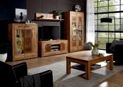 Wohnzimmer mit moderner Holzmöbelkombination, bestehend aus Highboard, TV-Board, Sideboard und Couchtisch in Eichenoptik. Perspektive von vorne.