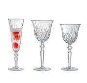 Drei elegante Kristallgläser, darunter ein Rotweinkelch, aus der Frontalperspektive fotografiert.