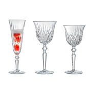 Drei elegante Kristallgläser, darunter ein Rotweinkelch, aus der Frontalperspektive fotografiert.