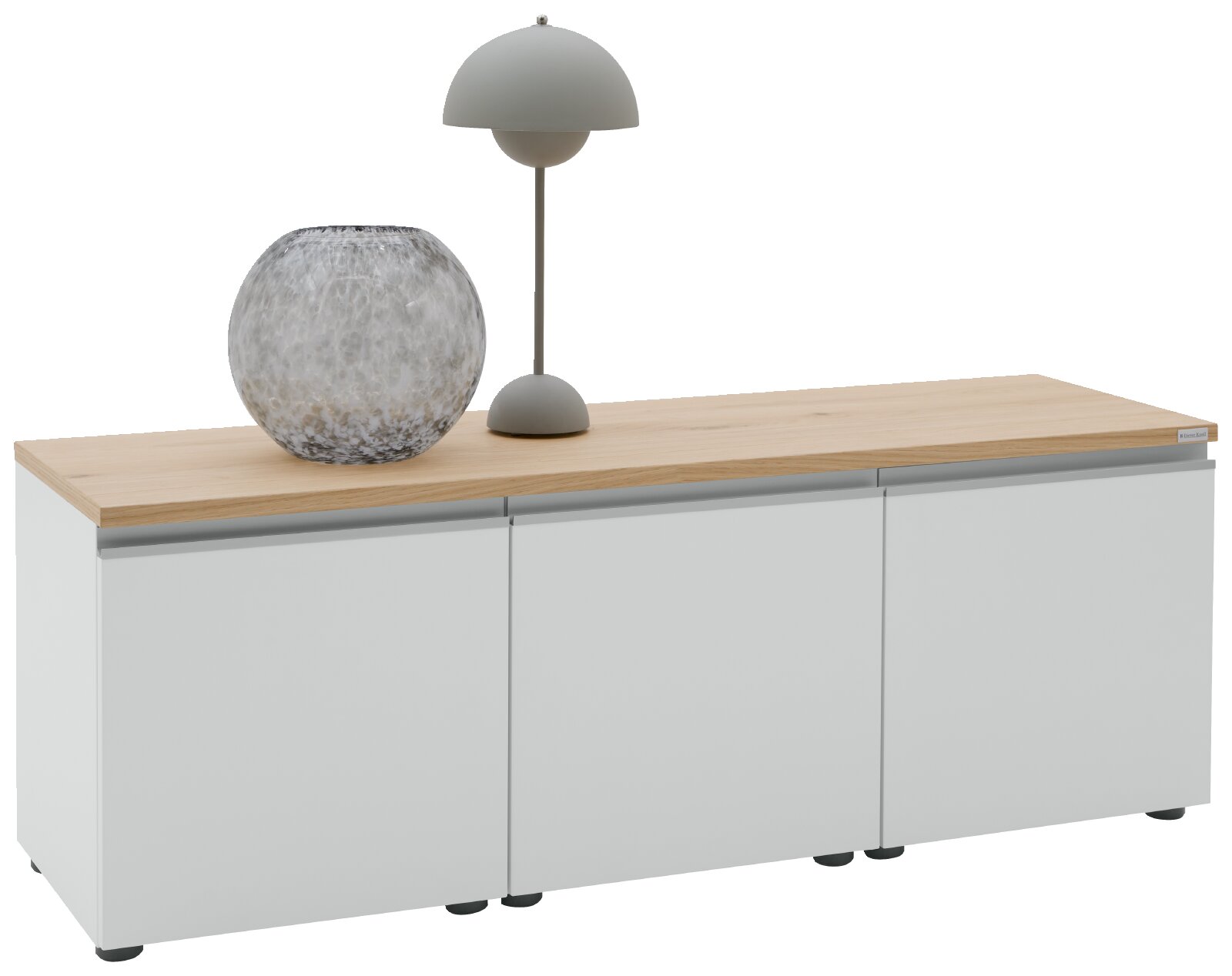 Dieter Knoll Lowboard LENDINA Modernes Sideboard in Weiß mit Holzplatte, darauf eine graue Tischlampe und eine runde Glasvase, Ansicht schräg von vorne (3/4-Perspektive)