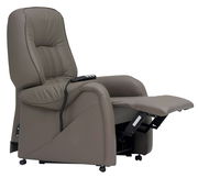 Bequemer brauner Fernsehsessel mit verstellbarer Fußstütze, seitlicher Perspektive