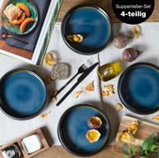 Vogelperspektive auf ein 4-teiliges Suppenteller-Set in Blau-Braun, umgeben von Gewürzen, Besteck und Dekorationen.