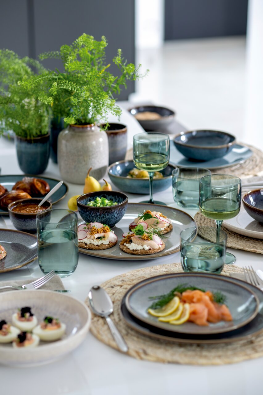 Like by Villeroy & Boch Weinkelch Set 2-tlg. LIKE SAGE Elegantes Weinkelch-Set auf einem gedeckten Tisch mit verschiedenen Speisen, aus der Vogelperspektive fotografiert.