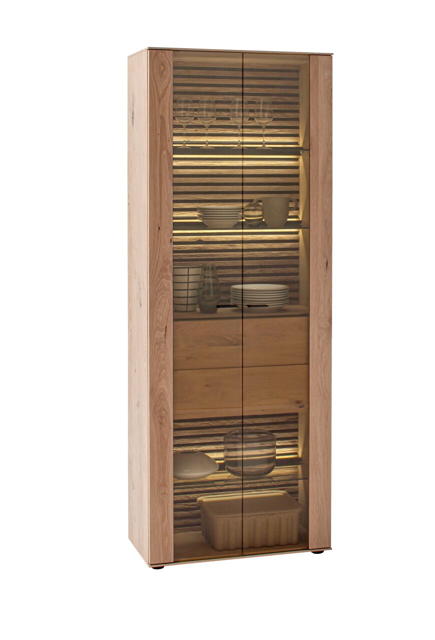 Schöner Wohnen Vitrine YONNA Vitrine aus Holz mit Glastüren, seitliche Perspektive, beleuchtete Regalböden mit Geschirr und Gläsern.