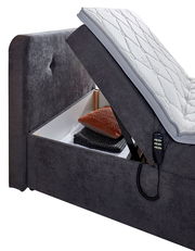 Boxbett mit Motor, seitliche Perspektive, geöffnet mit Stauraum und Fernbedienung