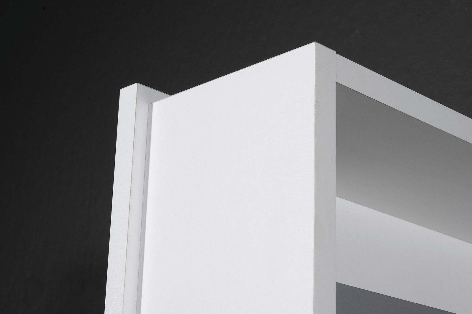 Nahaufnahme eines weißen Drehschuhschranks von oben, zeigt die klare Linienführung und das minimalistische Design.