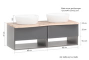 Waschtisch-Set mit zwei weißen Aufsatzwaschbecken auf einer geschwungenen Holzplatte, graue Schubladen und offenes Regal darunter, Frontansicht.