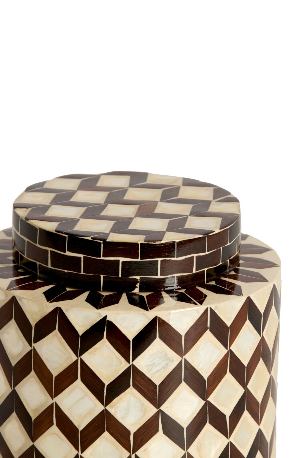 Nahaufnahme eines dekorativen Gefäßes mit Deckel und geometrischem Mosaikmuster in Dunkelbraun und Creme, aus leicht erhöhter Frontalperspektive