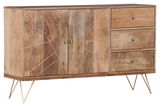 Holz-Sideboard mit zwei Türen und drei Schubladen, geometrisches Muster, schräg von vorne fotografiert