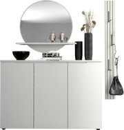 Modernes weißes Sideboard mit drei Türen, darüber runder Wandspiegel und schwebendes Regal mit Deko; frontale Ansicht.