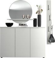 Modernes weißes Sideboard mit drei Türen, darüber runder Wandspiegel und schwebendes Regal mit Deko; frontale Ansicht.