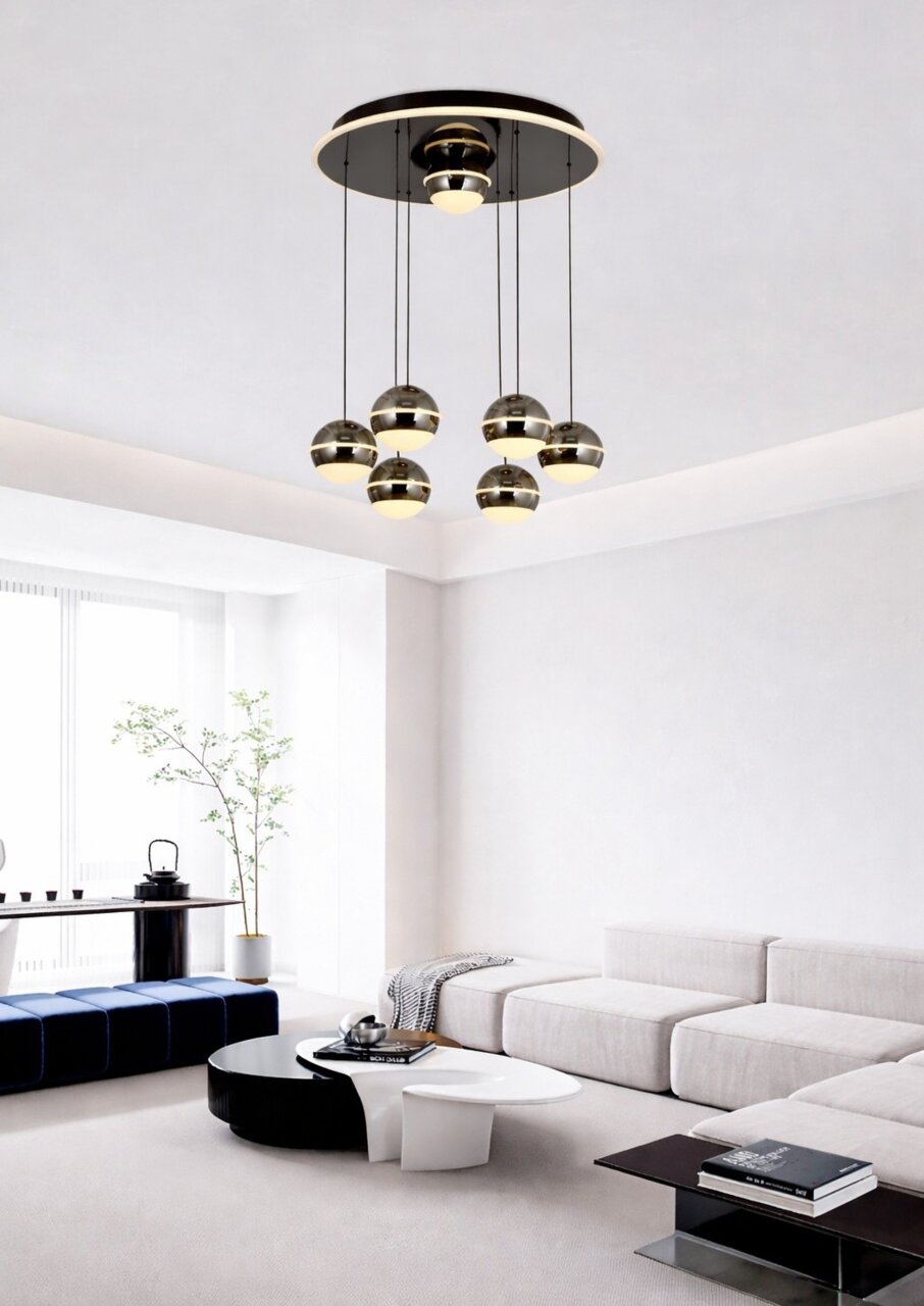 Moderne LED-hanglamp met zes bolvormige lampen, hangend aan een ronde plafondplaat in een stijlvolle woonkamer, gezien vanaf de zijkant.