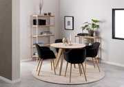 Holzregal in einem modernen Esszimmer, seitliche Perspektive