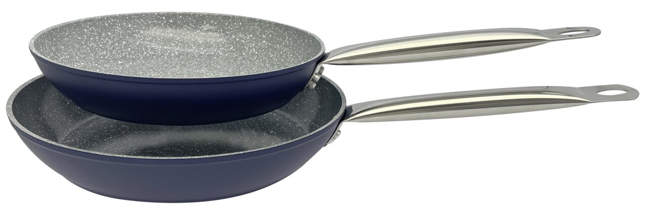 Zwei übereinander gestapelte Pfannen mit grauer Antihaftbeschichtung und silbernen Griffen, seitliche Perspektive