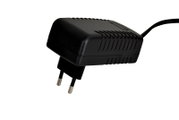 Zwarte netadapter met Europese tweepolige stekker en vaste kabel, schuin van opzij en bovenaf gezien tegen een witte achtergrond