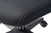 Nahaufnahme eines schwarzen Drehstuhlsitzes mit Textilbezug, seitliche Perspektive