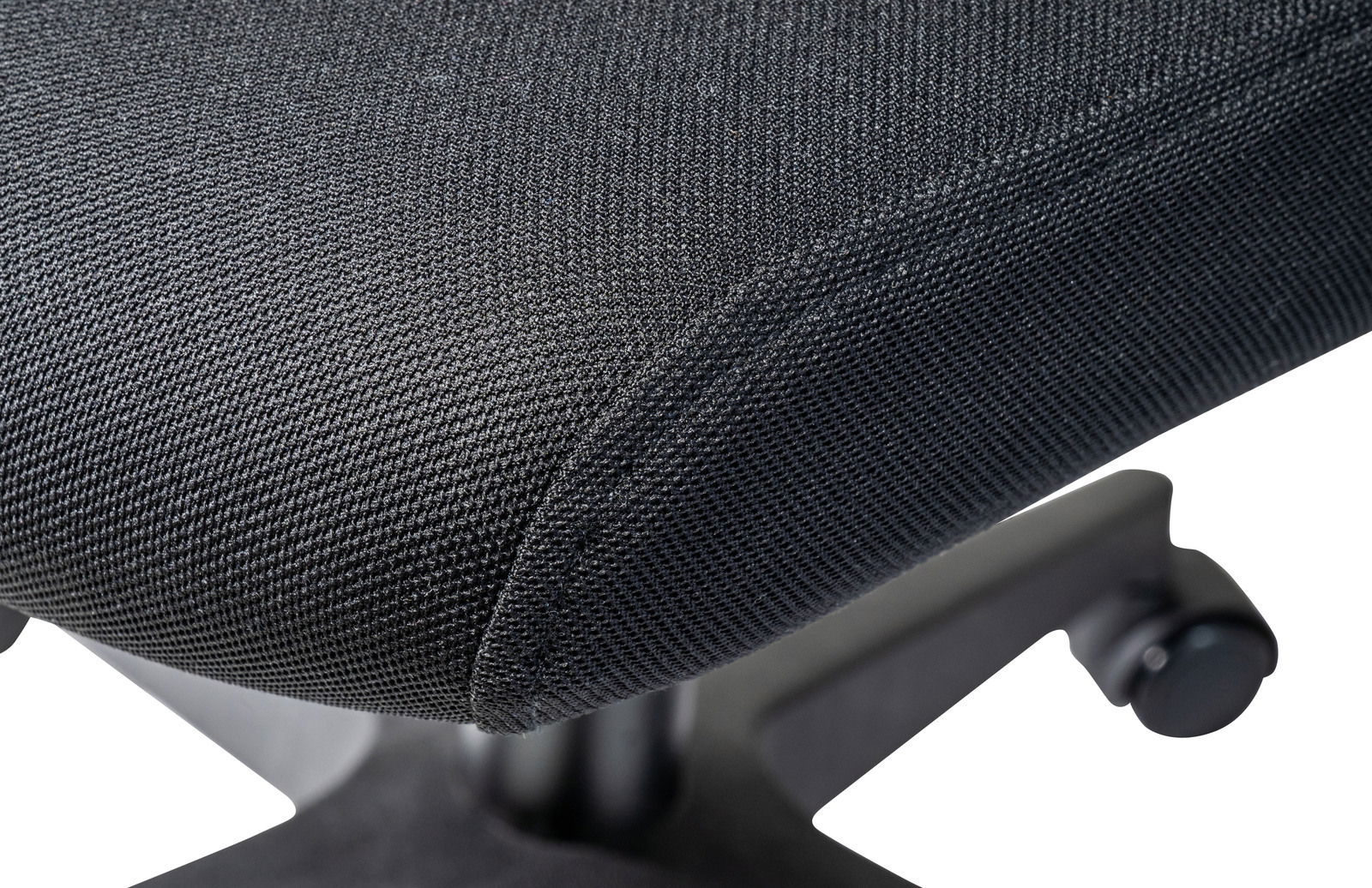 Nahaufnahme eines schwarzen Drehstuhlsitzes mit Textilbezug, seitliche Perspektive