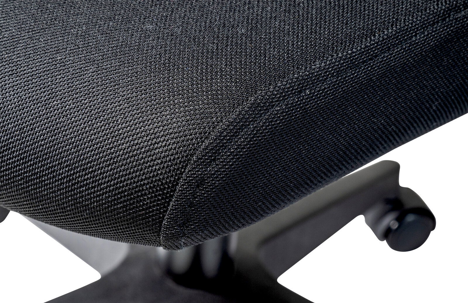 Nahaufnahme eines schwarzen Drehstuhlsitzes mit Textilbezug, seitliche Perspektive