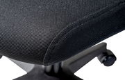 Nahaufnahme eines schwarzen Drehstuhlsitzes mit Textilbezug, seitliche Perspektive