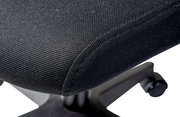 Nahaufnahme eines schwarzen Drehstuhlsitzes mit Textilbezug, seitliche Perspektive