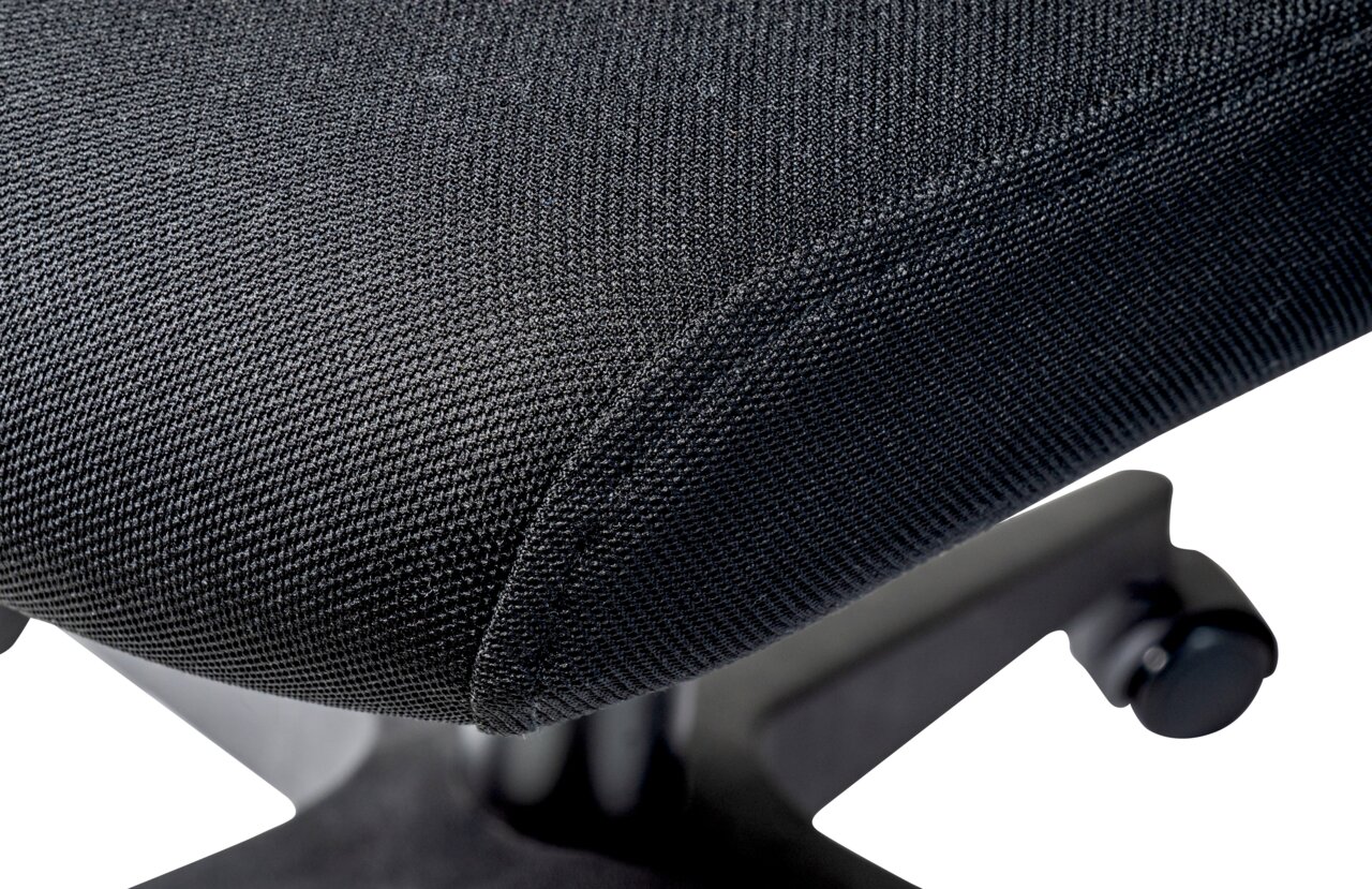 Nahaufnahme eines schwarzen Drehstuhlsitzes mit Textilbezug, seitliche Perspektive