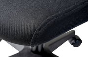 Nahaufnahme eines schwarzen Drehstuhlsitzes mit Textilbezug, seitliche Perspektive