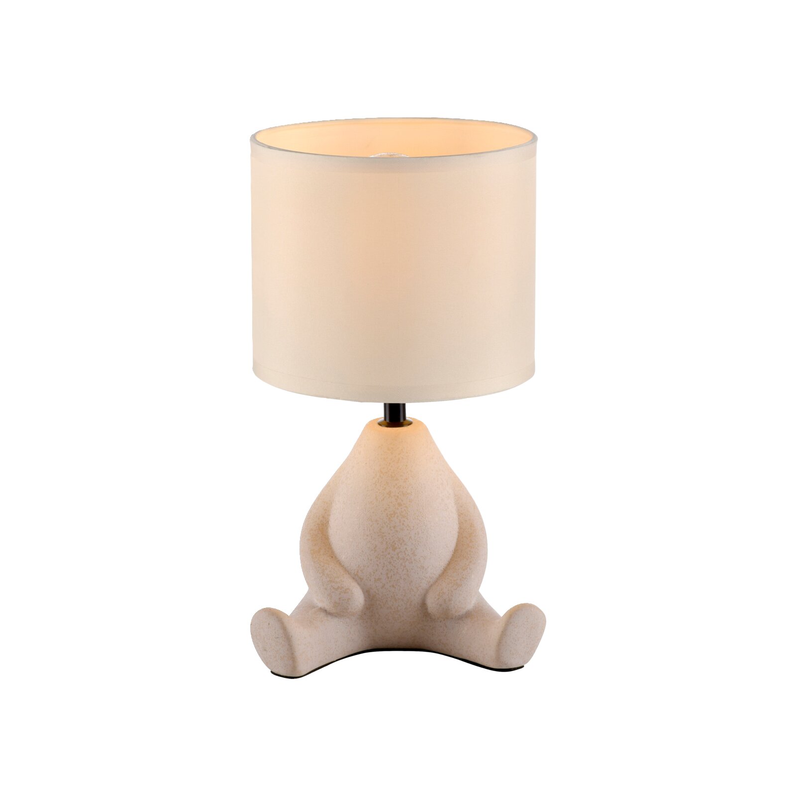 Tischlampe mit weißem zylindrischem Stoffschirm und dekorativem, sitzendem Figurenfuß in Beige; Frontansicht leicht von oben vor weißem Hintergrund