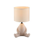 Tischlampe mit weißem zylindrischem Stoffschirm und dekorativem, sitzendem Figurenfuß in Beige; Frontansicht leicht von oben vor weißem Hintergrund