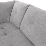 Graue Stoff-Rundecke mit gepolsterten Kissen, Nahaufnahme von der linken Seite.