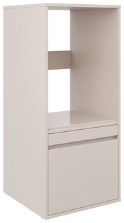 Weißes, minimalistisches Regal-/Schrankmodul mit offenem Fach und geschlossenem Unterteil, in frontaler leicht seitlicher Perspektive vor weißem Hintergrund