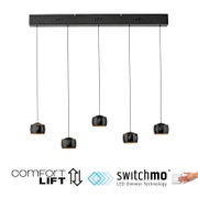 Moderne hanglamp BALLINI met vijf zwarte lampenkappen, opgehangen aan een rechthoekige plafondbeugel. Vooraanzicht.