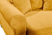 Nahaufnahme einer gelben Cord-Rundecke mit Armlehne und Kissen, seitliche Perspektive