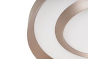 Nahaufnahme einer LED-Deckenleuchte mit modernem, kreisförmigem Design und metallischem Rahmen.