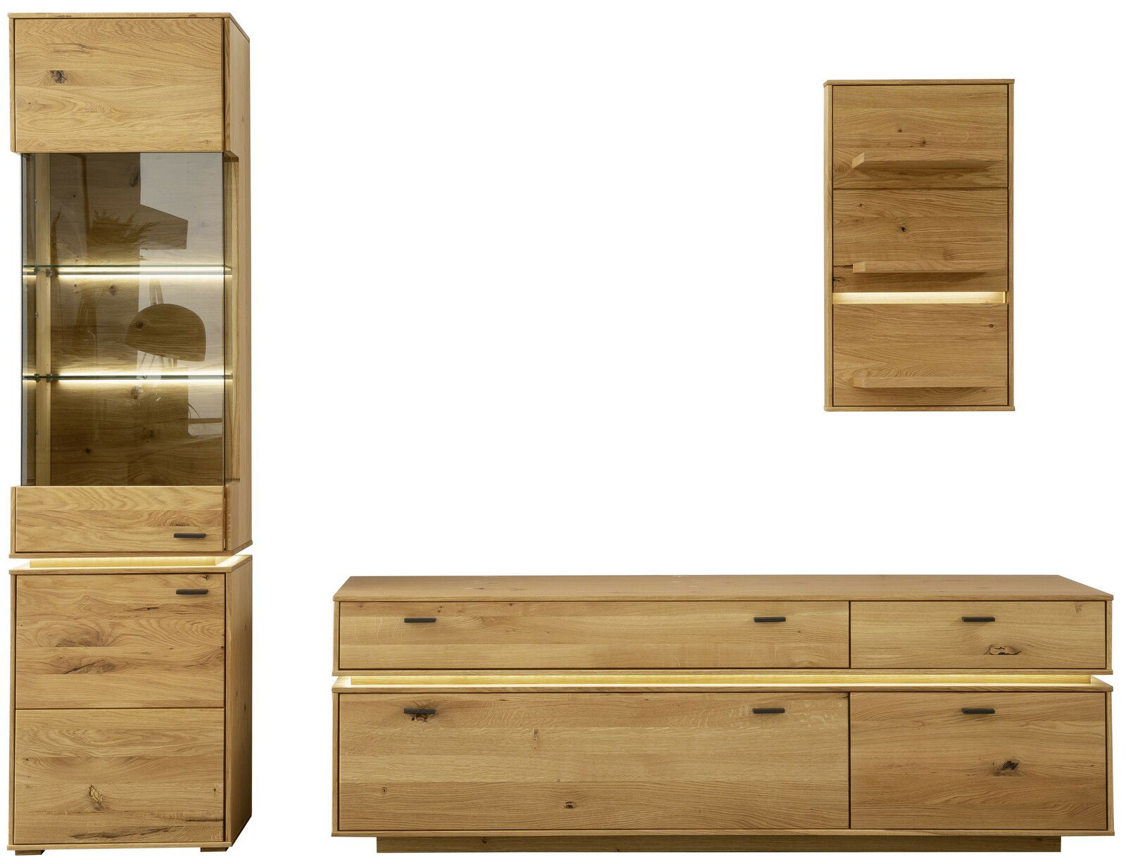 Zurbrüggen Wandkombination mit Beleuchtung COMO Frontale Ansicht der Zurbrüggen Wandkombination COMO aus Holz mit Glasvitrine und Schubladen.