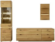 Frontale Ansicht der Zurbrüggen Wandkombination COMO aus Holz mit Glasvitrine und Schubladen.