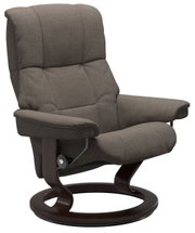 Bequemer Stressless Einzelsessel RENO in braunem Stoffbezug mit dunklem Holzgestell, seitliche Perspektive
