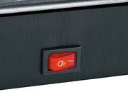 Nahaufnahme eines roten Ein-/Ausschalters an einem Raclette-Grill.