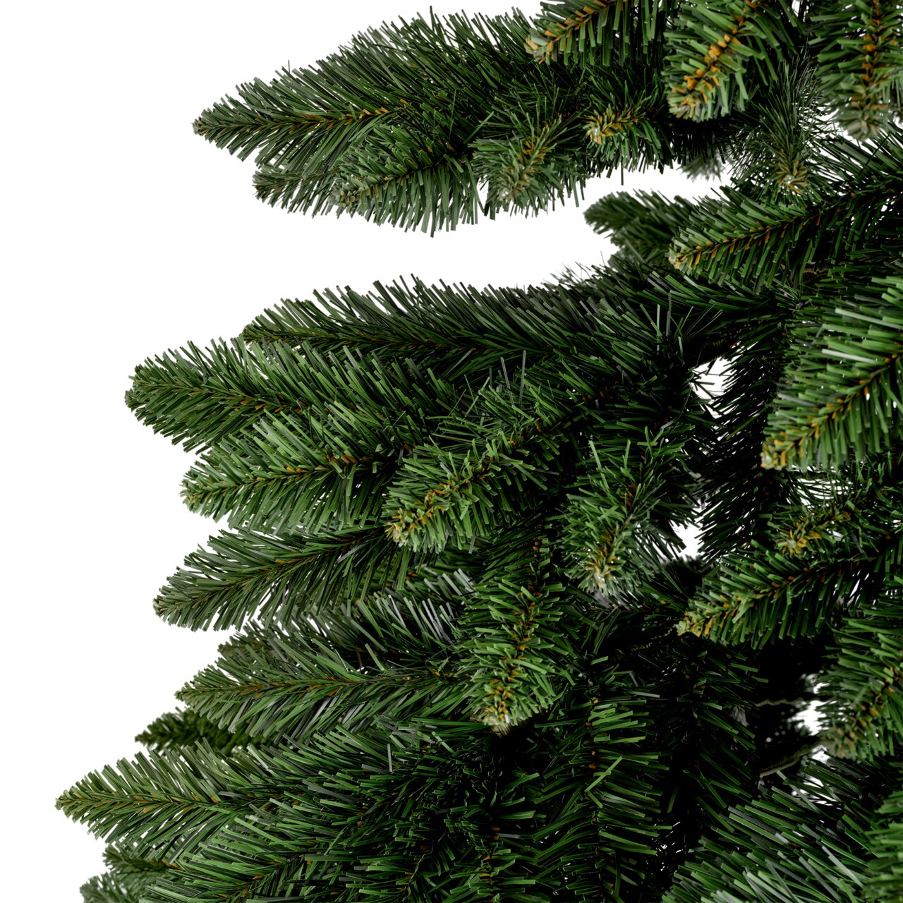 Nahaufnahme von künstlichen Tannenzweigen eines Weihnachtsbaums aus der Seitenperspektive.