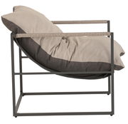 Seitenansicht eines Lounge-Sessels mit grauem Metallrahmen und beigem Kissen.