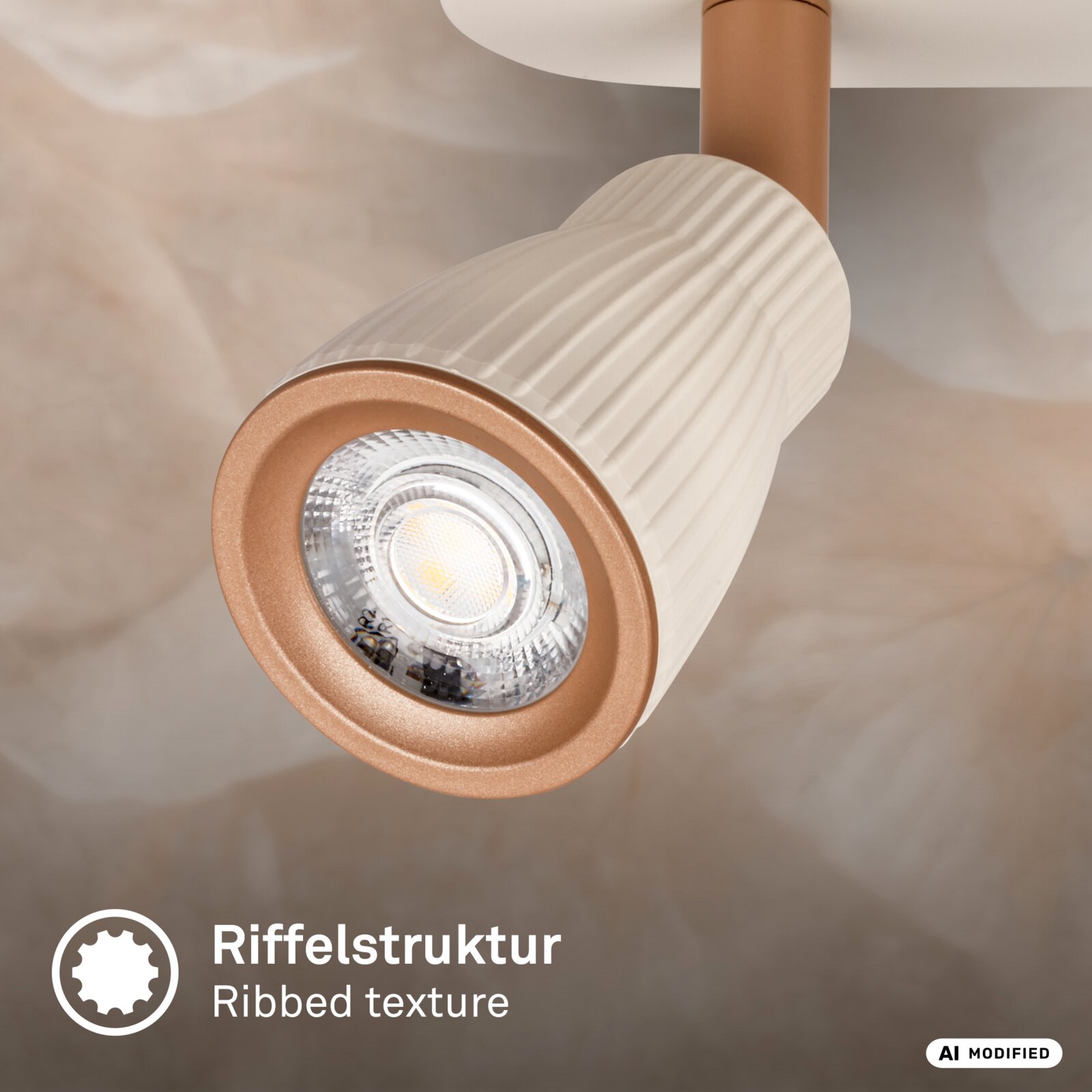 Nahaufnahme eines modernen LED-Deckenstrahlers/Spots mit geriffeltem, weißem Lampenkopf und kupferfarbenem Ring, Perspektive: schräg von unten auf die Frontlinse