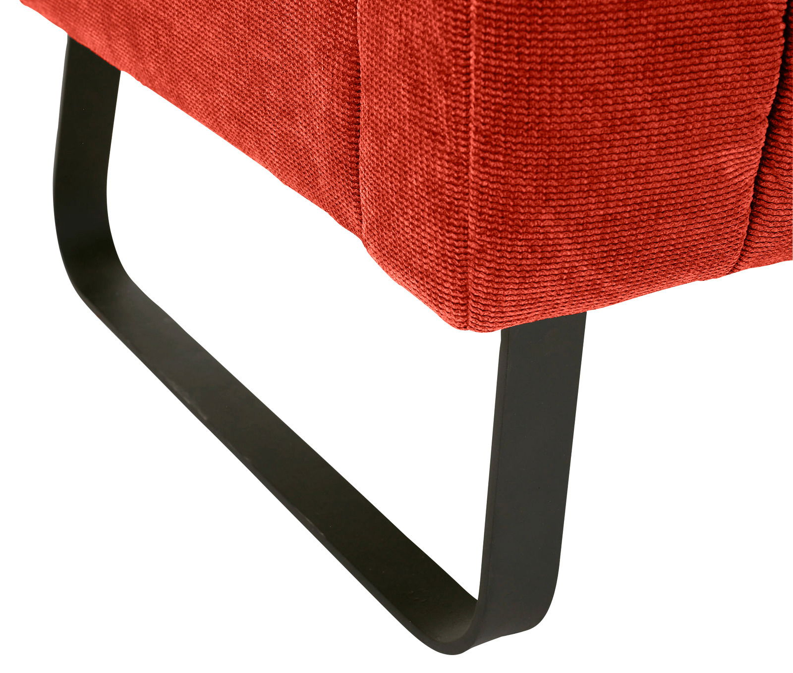 Nahaufnahme einer roten 2,5er-Sitzbank mit schwarzem Metallfuß, seitliche Perspektive