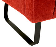 Nahaufnahme einer roten 2,5er-Sitzbank mit schwarzem Metallfuß, seitliche Perspektive